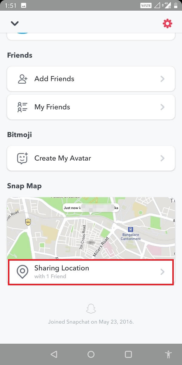 Debajo del mapa de Snapchat, encontrarás la opción Compartir ubicación. El número que aparece al lado es el número de personas que son tus amigos en Snapchat.