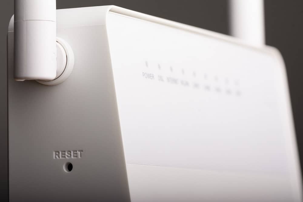 Reinicie el enrutador usando el botón de reinicio. Formas efectivas de reducir su ping