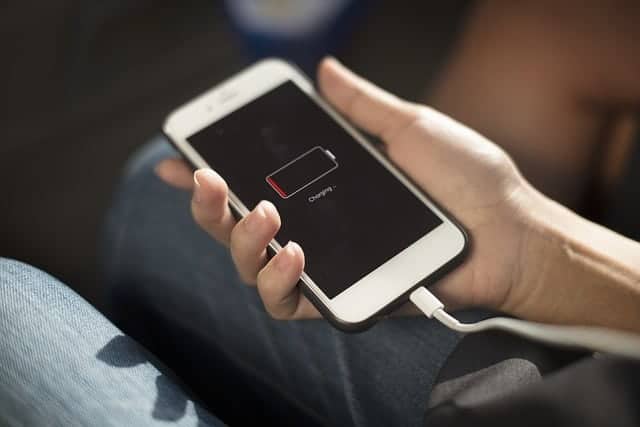 Calibrare_la_batteria_di_uno_smartphone.jpg