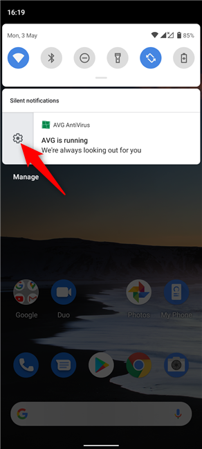 Desliza la notificación y presiona el siguiente icono de engranaje