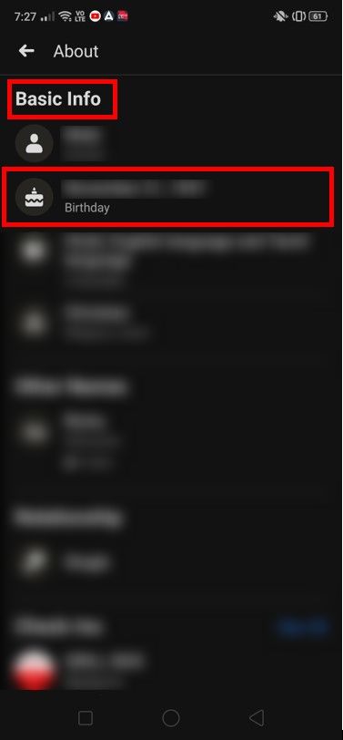 navegue a la sección Información básica. Si su amigo ha elegido mostrar los detalles de su cumpleaños,
