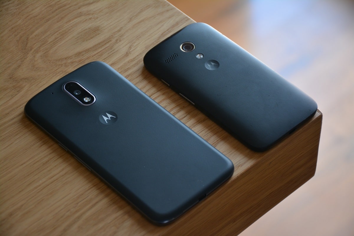 ¿Cómo quito una tarjeta SIM de un Motorola Droid Turbo?