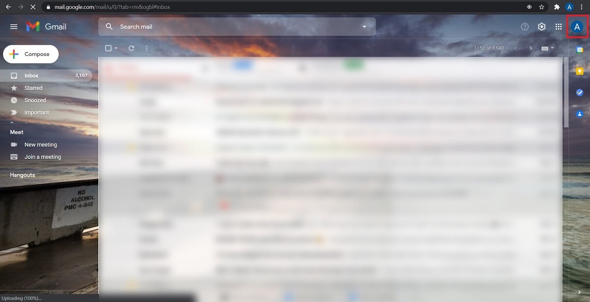En su navegador web e inicie sesión en la cuenta de Gmail que desea eliminar de otro dispositivo. En la esquina superior derecha de tu pantalla, toca tu foto de perfil.