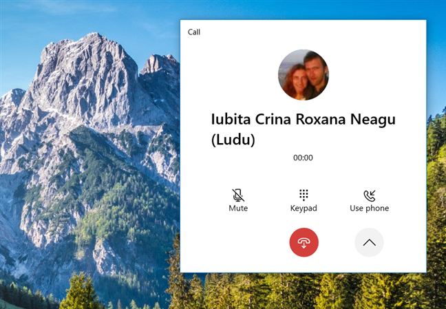 Opciones adicionales durante una llamada telefónica, en la aplicación Windows 10 Your Phone