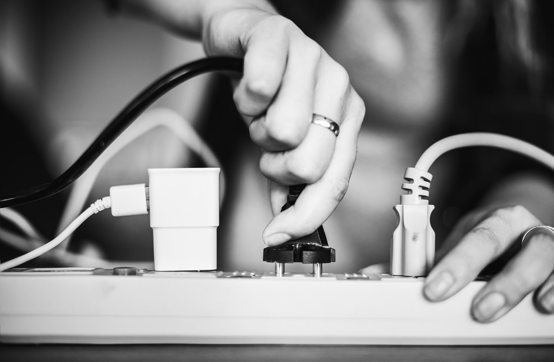 Compruebe la toma de corriente.  Arreglar MacBook no enciende