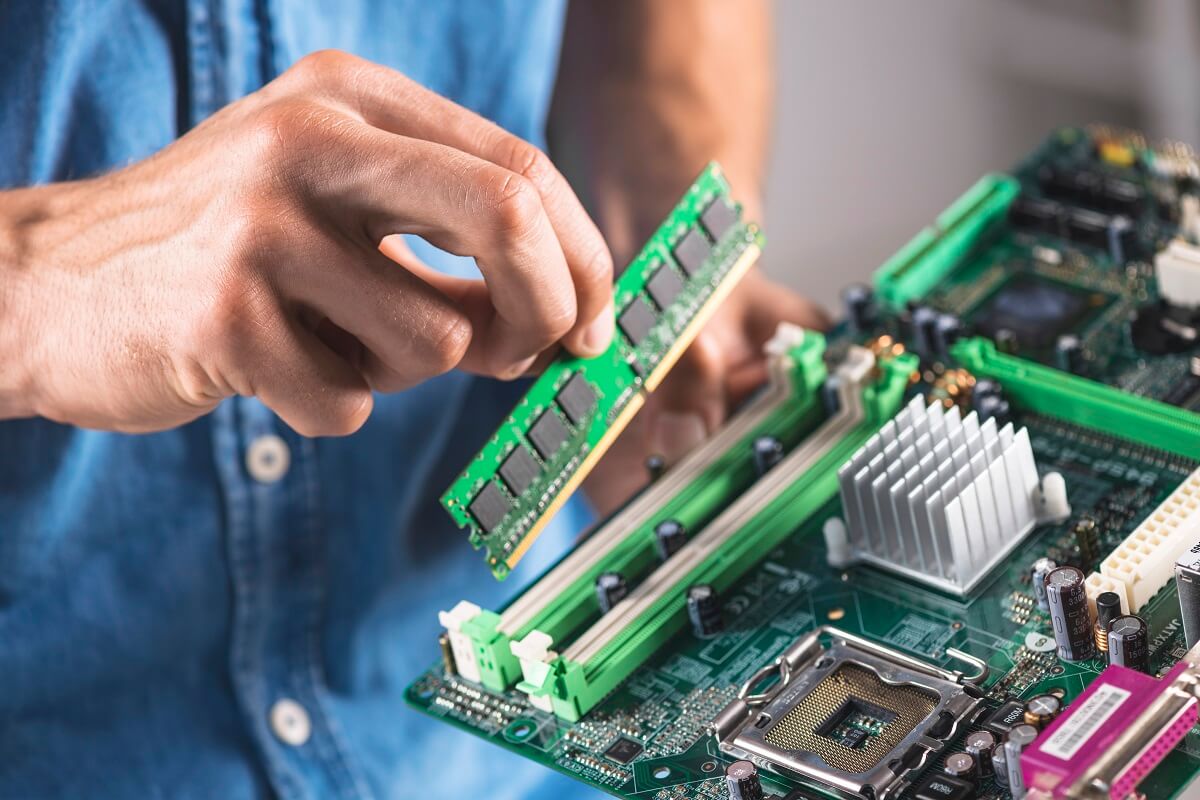 Verifique físicamente si su tipo de RAM es DDR3 o DDR4