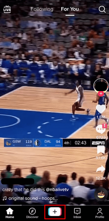 Toque el ícono + en la parte inferior.  |  Cómo combinar dos borradores de TikTok