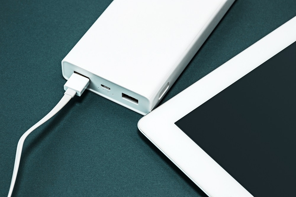 Cargue la tableta con el adaptador de CA