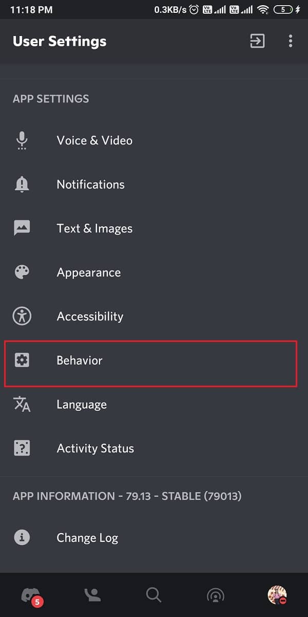 Desplácese hacia abajo hasta Configuración de la aplicación y toque Comportamiento. Cómo reportar a un usuario en Discord en una computadora de escritorio o móvil