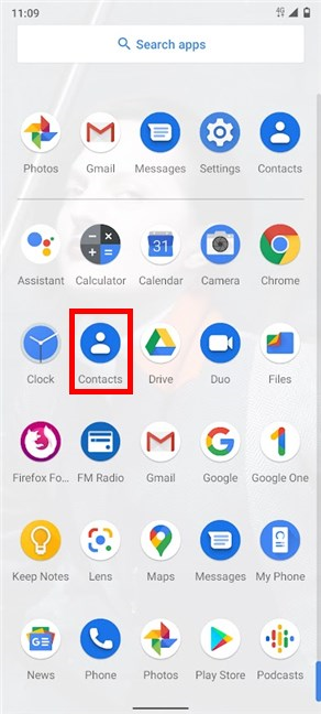 Toca la aplicación Contactos para abrirla.