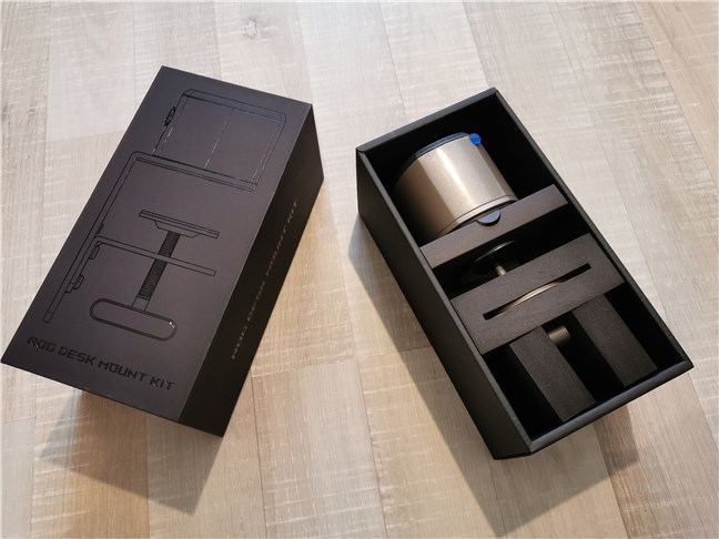 El kit de montaje en escritorio en su caja