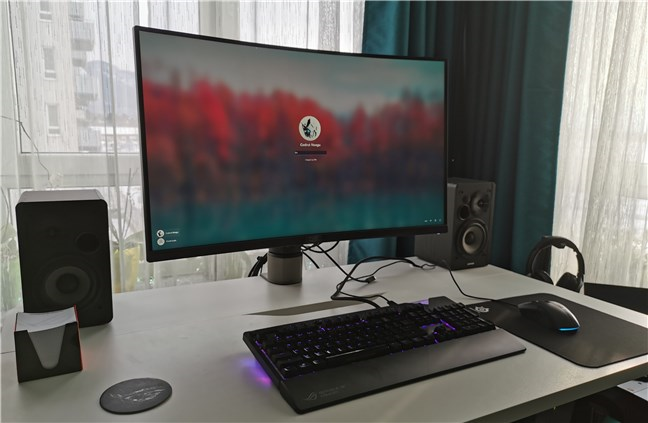 El kit de montaje de escritorio ASUS ROG ACL01 en mi escritorio