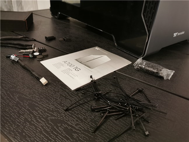 Accesorios incluidos con la Thermaltake A700 TG