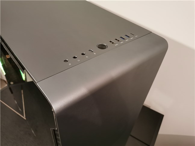 La parte frontal superior de la Thermaltake A700 TG