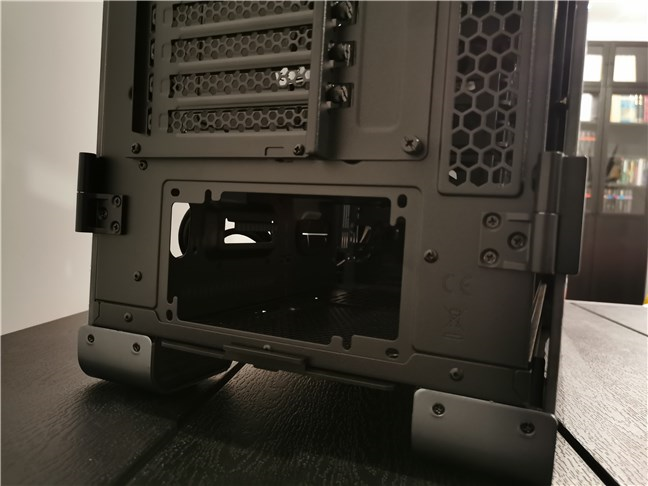 El recorte de la fuente de alimentación en la parte inferior trasera de la Thermaltake A700 TG