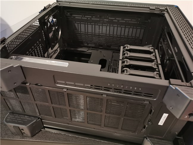 El filtro de polvo inferior de la Thermaltake A700 TG es extraíble