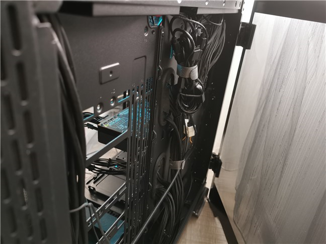 Algún tipo de gestión de cables :)