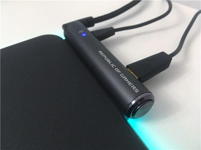 El botón de iluminación/brillo y el indicador de carga