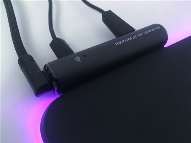Los cables que salen de la alfombrilla de ratón ASUS ROG Balteus Qi
