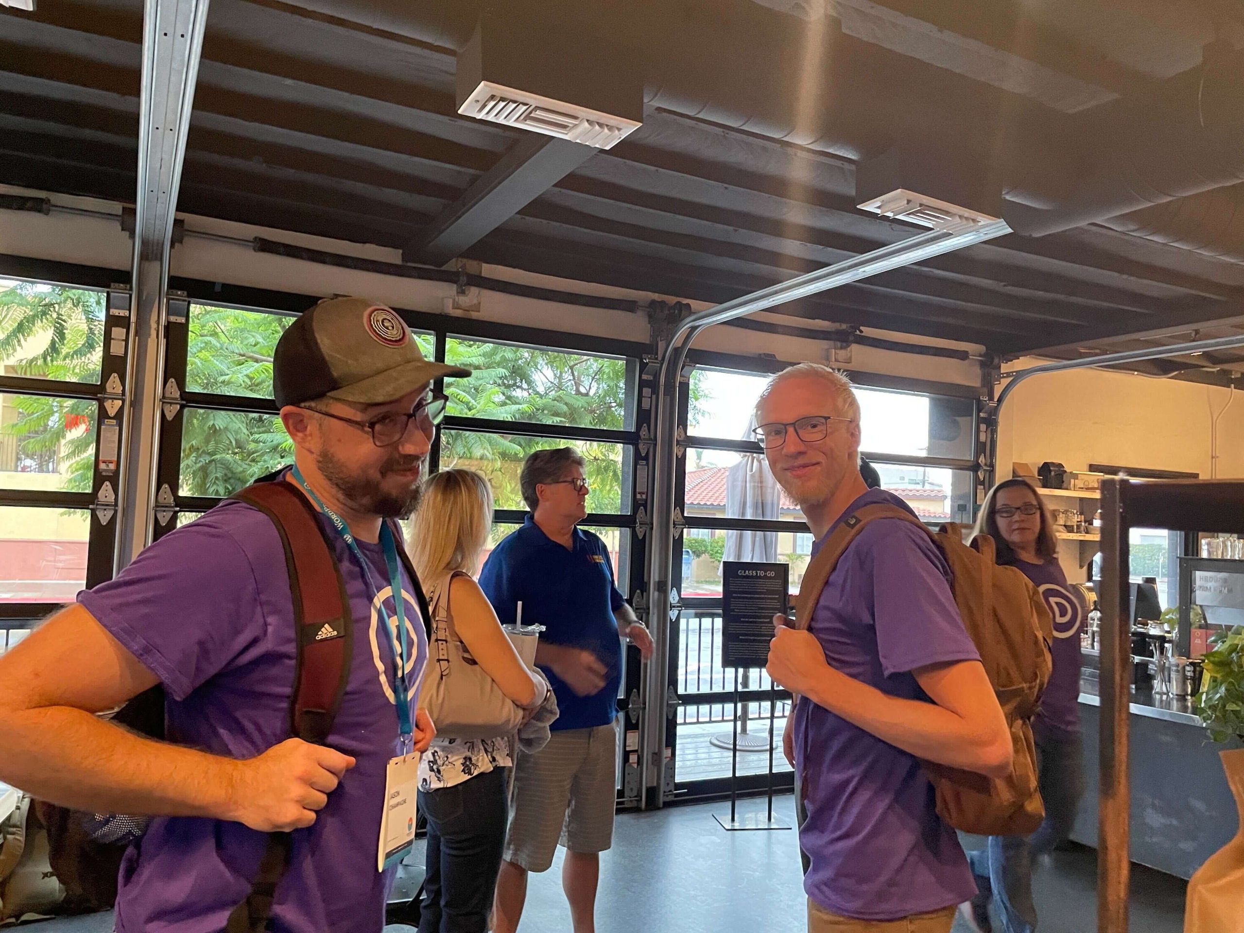 Jason y Chris de Elegant Themes organizan una reunión de WCUS Divi y dan la bienvenida