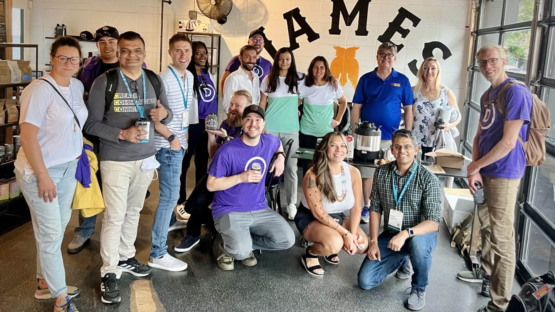 un grupo de personas reunidas para tomar un café en Divi WCUS Coffee Meet & Welcome