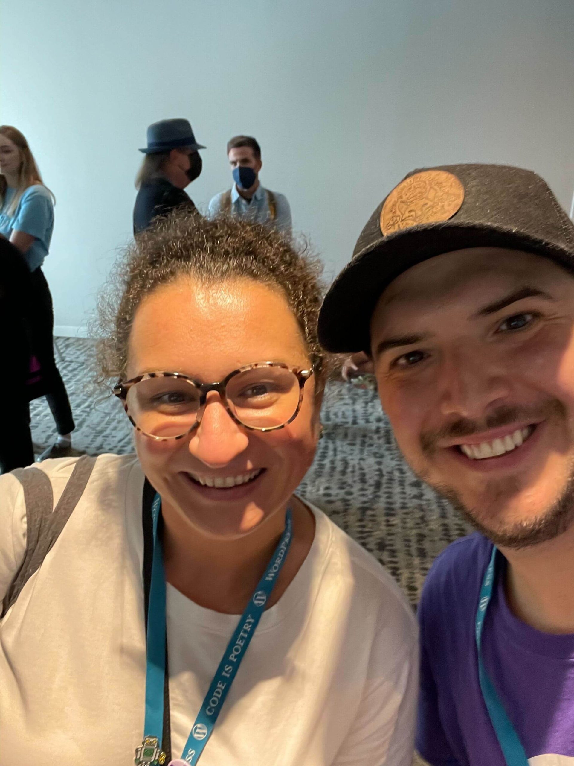 hombre y mujer asumiendo el papel de WCUS