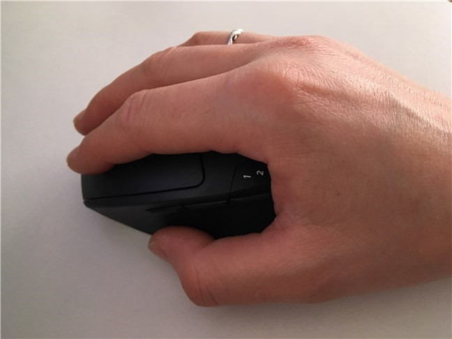 Sosteniendo el mouse Logitech M720 Triathlon