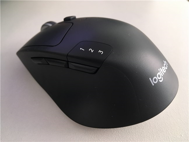 Vista de los botones laterales del mouse Logitech M720 Triathlon