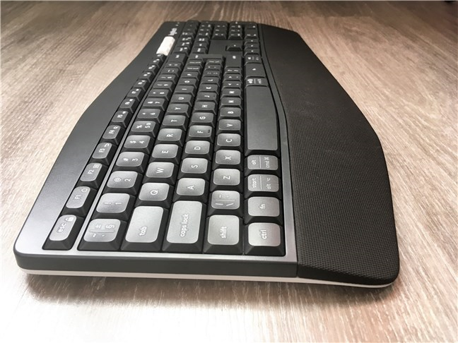 El teclado Logitech K850 Performance visto desde un lado