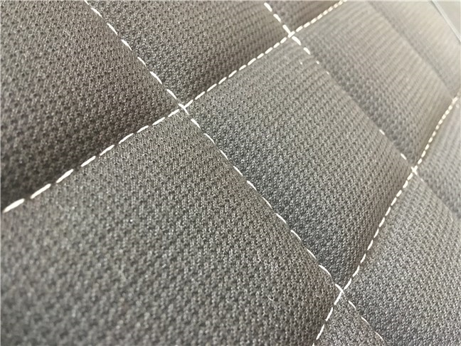 Las costuras textiles del asiento de la silla gaming Trust GXT 707 Resto V2