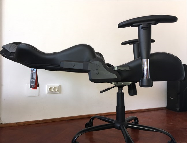 La silla gaming Trust GXT 707 Resto V2 con el respaldo en posición horizontal