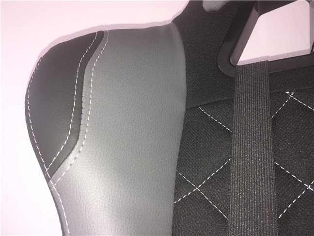 Inserciones de cuero artificial en la silla de juego Trust GXT 707 Resto V2