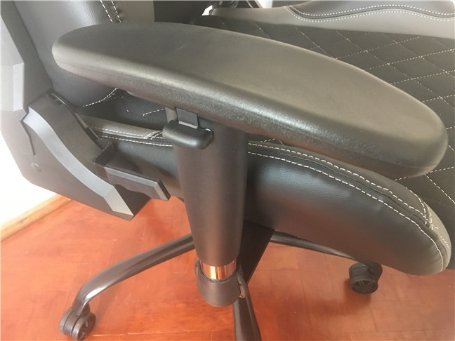 Uno de los reposabrazos de la silla gaming Trust GXT 707 Resto V2