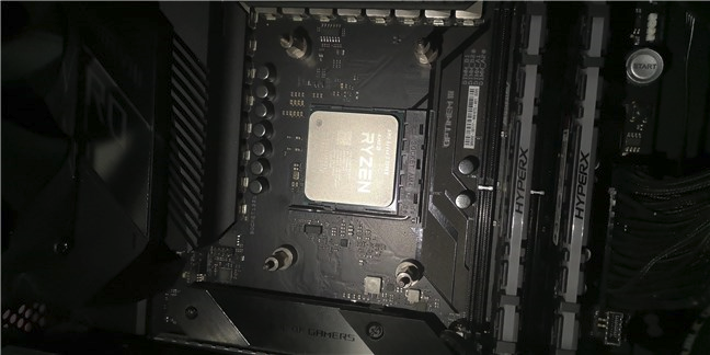El AMD Ryzen 3 3300X montado en una placa base X570