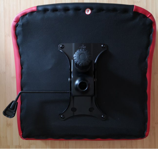 Trust GXT 705 Ryon: montaje de la placa inferior