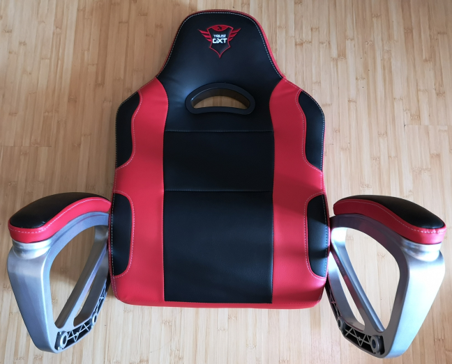 Trust GXT 705 Ryon - montaje de los reposabrazos