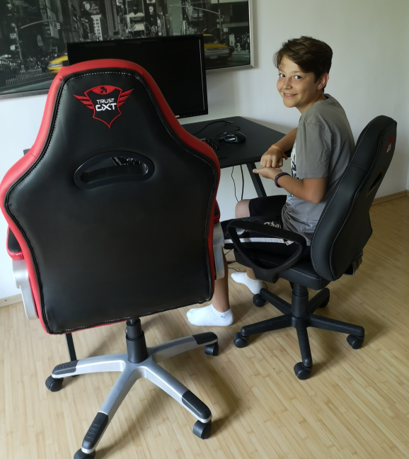 Un niño sentado en el Trust GXT 702 Ryon Junior