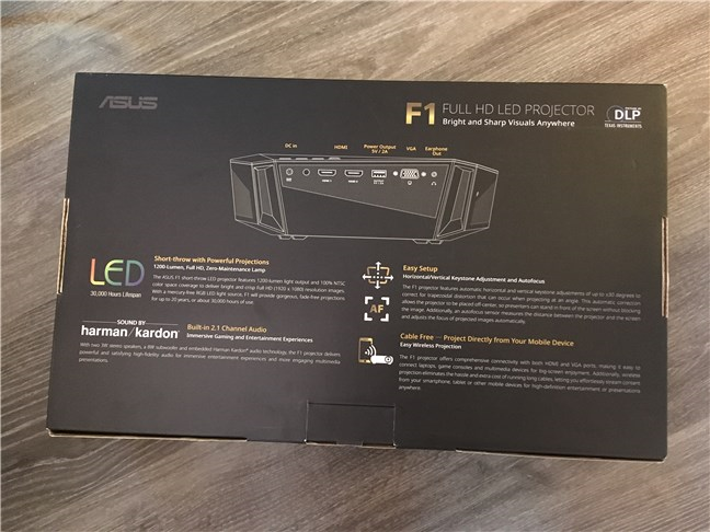 La parte posterior del paquete del proyector LED Full HD ASUS F1