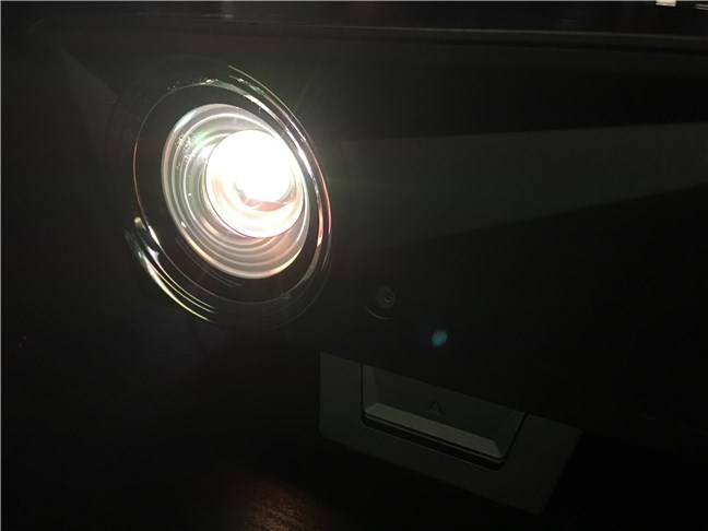 Una perspectiva de la lente del proyector ASUS F1 Full HD LED
