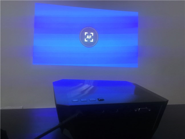 La función de enfoque automático en el proyector ASUS F1 Full HD LED