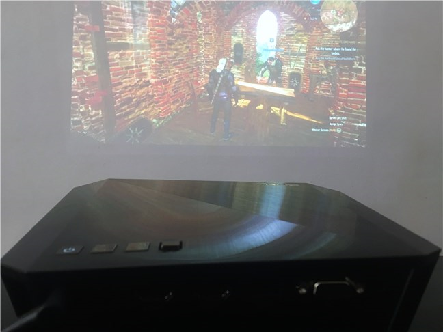 Jugar a Witcher 3 en el proyector ASUS F1 Full HD LED