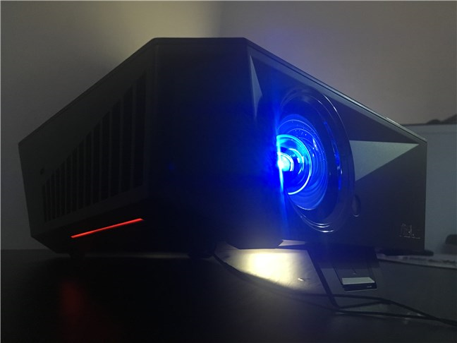 La iluminación AURA RGB debajo del ASUS F1