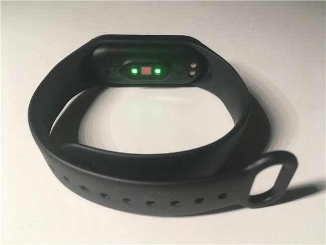 El sensor de frecuencia cardíaca y los conectores de carga en la Xiaomi Mi Smart Band 4