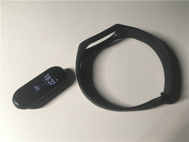 La Xiaomi Mi Smart Band 4 fuera de la muñequera