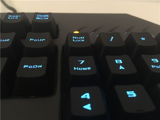 Una vista en perspectiva de las teclas, en la que se puede ver la luz extendiéndose