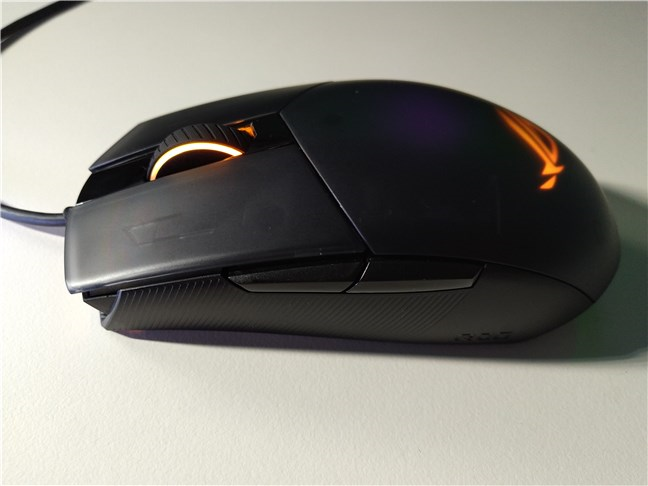 Hay dos botones laterales en el ASUS ROG Strix Impact II