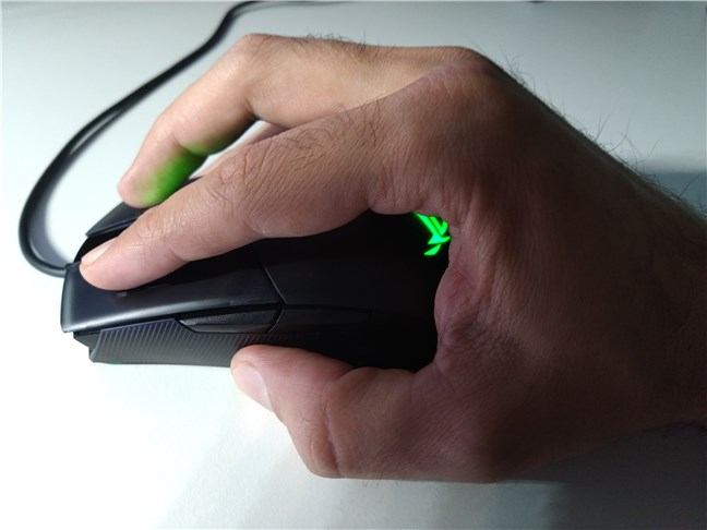 Sosteniendo el ASUS ROG Strix Impact II