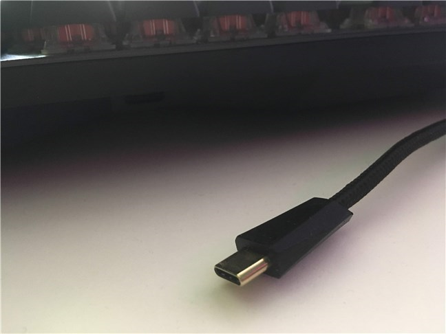 ASUS ROG Strix Scope TKL Deluxe tiene un cable trenzado USB tipo A a tipo C