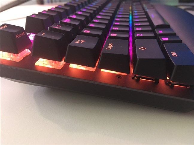 El ASUS ROG Strix Scope TKL Deluxe tiene un diseño de teclas flotantes