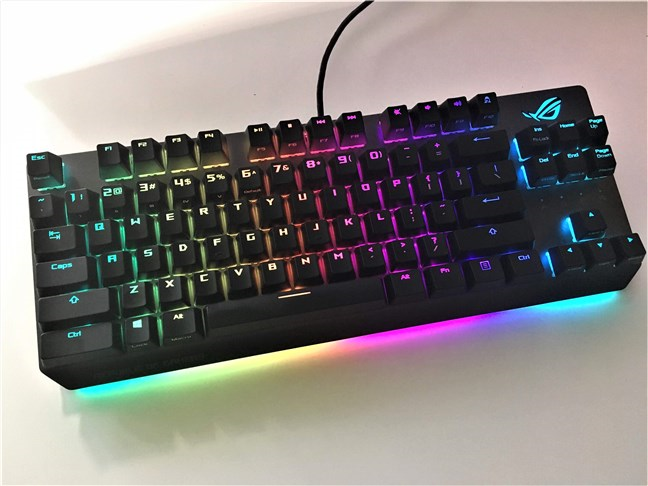 Una vista del ASUS ROG Strix Scope TKL Deluxe sin su muñequera